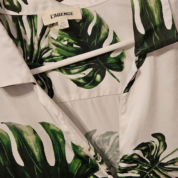 L'Agence Annie Leaf Tropical Palm Snap Bottom Tie Blouse Size Medium - Picture 4 of 8